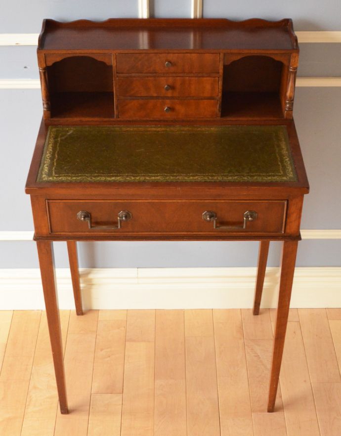 アンティークのデスク・書斎机　アンティーク家具　マホガニー材のアンティーク英国家具、美しい大人のライティングデスク。棚に化粧品を片付ければ、奥様のドレッサー代わりにもなりますよ。(k-1382-f)