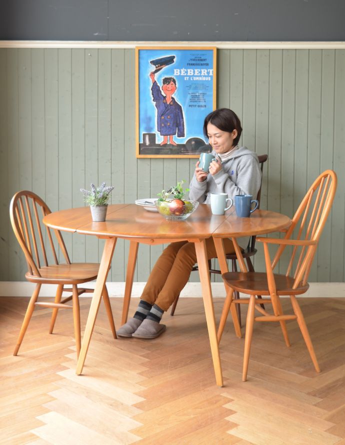 アーコールの家具 アンティーク家具 老舗家具メーカーのアンティーク家具、丸い天板のダイニングテーブル(アーコール)。大人気の丸いダイニングテーブル。(k-1383-f)