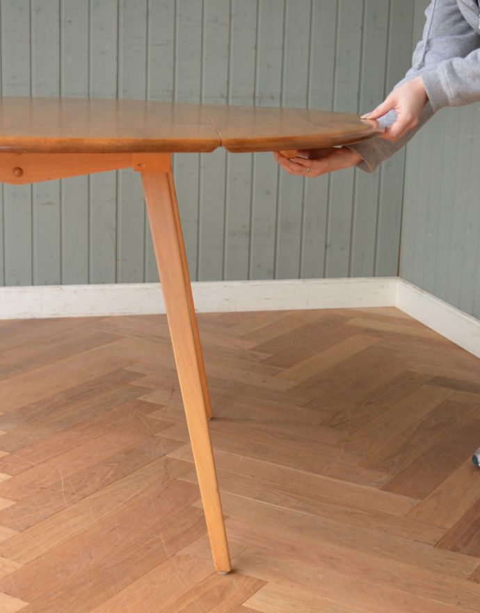 アーコールの家具 アンティーク家具 老舗家具メーカーのアンティーク家具、丸い天板のダイニングテーブル(アーコール)。広げるのはとっても簡単。(k-1383-f)