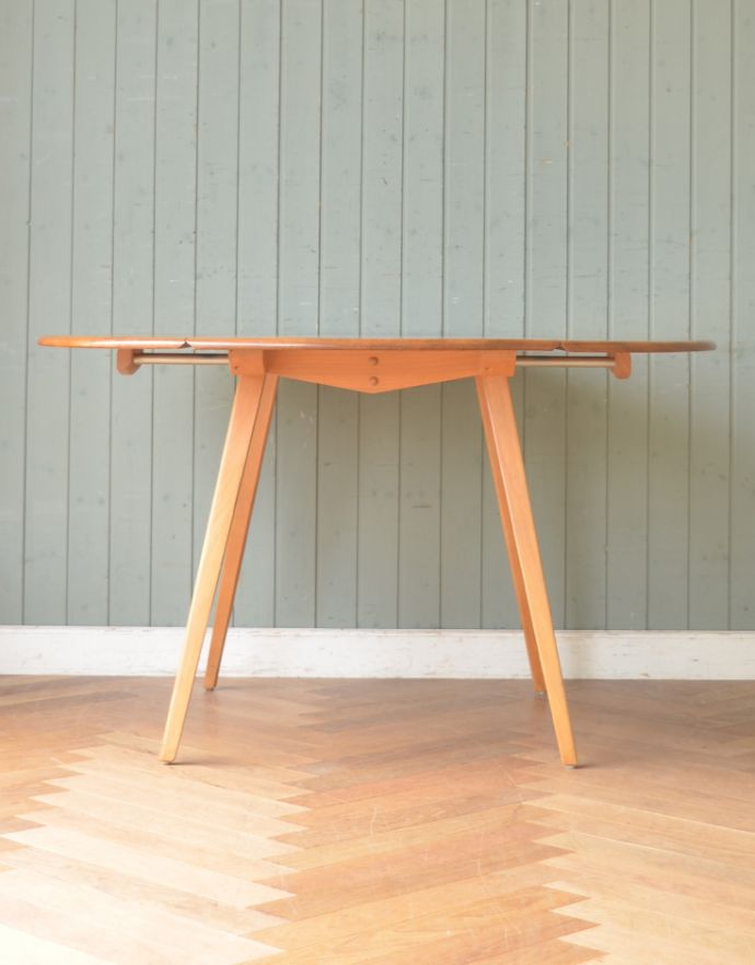 アーコールの家具 アンティーク家具 老舗家具メーカーのアンティーク家具、丸い天板のダイニングテーブル(アーコール)。正面からみるとこんな感じ。(k-1383-f)