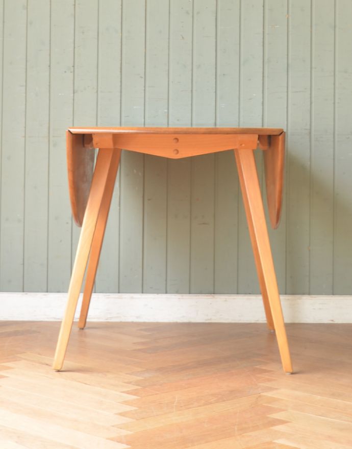 アーコールの家具 アンティーク家具 老舗家具メーカーのアンティーク家具、丸い天板のダイニングテーブル(アーコール)。パタンと閉じればコンパクトになるので、持ち運びもラクラク。(k-1383-f)