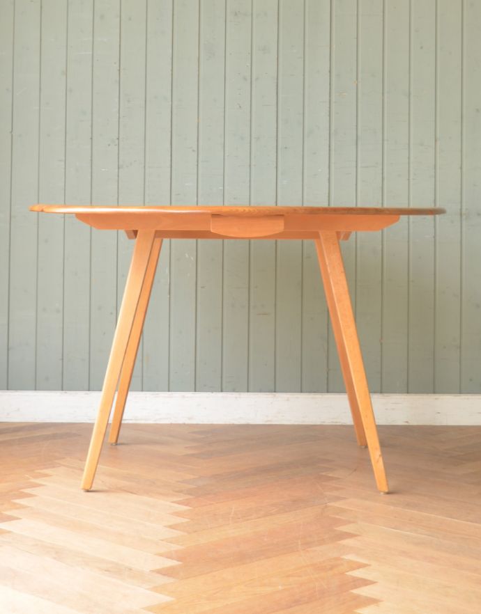 アーコールの家具 アンティーク家具 老舗家具メーカーのアンティーク家具、丸い天板のダイニングテーブル(アーコール)。横から見るとこんな感じです。(k-1383-f)