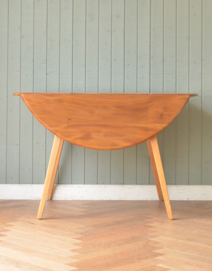 アーコールの家具 アンティーク家具 老舗家具メーカーのアンティーク家具、丸い天板のダイニングテーブル(アーコール)。使わないときは、たたんで壁につけておけば、お部屋が広く使えます。(k-1383-f)