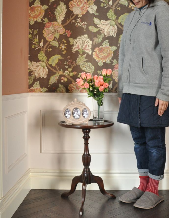 ロイドテーブル　アンティーク家具　高級なマホガニー材を使ったアンティーク家具、小さなティーテーブル。玄関で花器を飾ったり、ソファの前に持ってくれば、ちょうどいいサイドテーブルに。(k-1386-f)