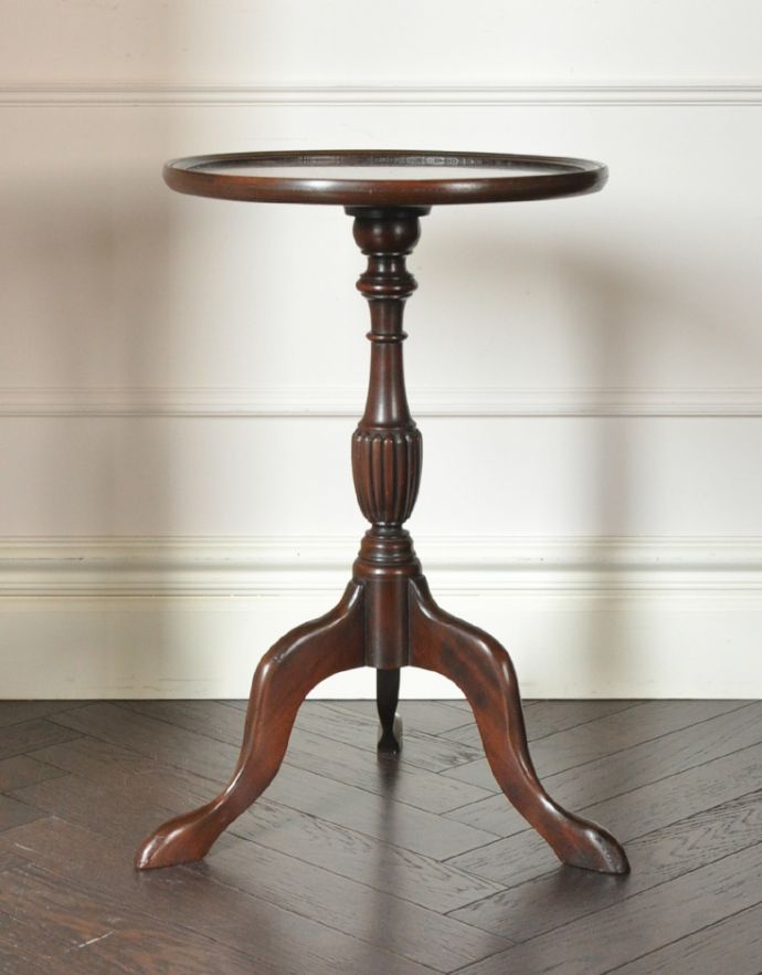 ロイドテーブル　アンティーク家具　高級なマホガニー材を使ったアンティーク家具、小さなティーテーブル。高級感のある彫りのデザインと脚先の優雅なカーブが自慢のテーブルです。(k-1386-f)