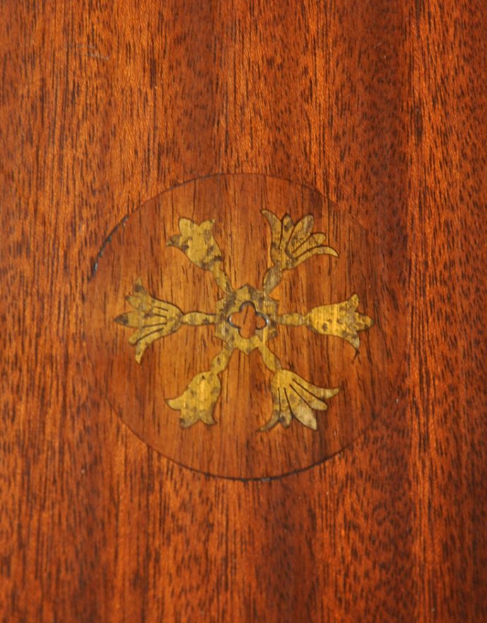 ロイドテーブル　アンティーク家具　高級なマホガニー材を使ったアンティーク家具、小さなティーテーブル。天板の中央には、装飾が入っています。(k-1386-f)