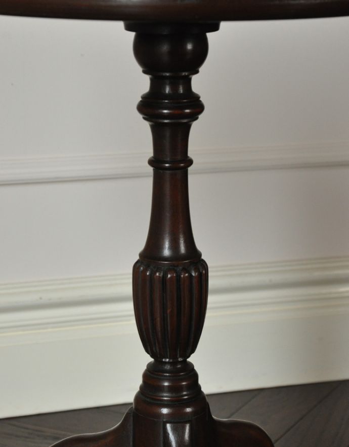 ロイドテーブル　アンティーク家具　高級なマホガニー材を使ったアンティーク家具、小さなティーテーブル。１つ１つキレイな装飾には、思わずうっとりしてしまいます。(k-1386-f)