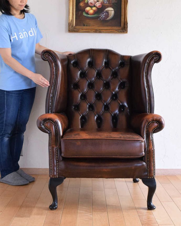 アンティークのカッコイイ革張りソファ、ゆったり座る事ができる