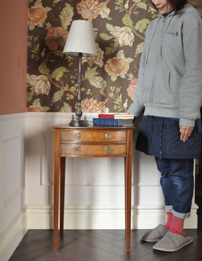 アンティークのチェスト　アンティーク家具　マホガニー材を使った美しいアンティークのベッドサイドチェスト（ナイトテーブル）。とっても可愛いチェスト。(k-1387-f)