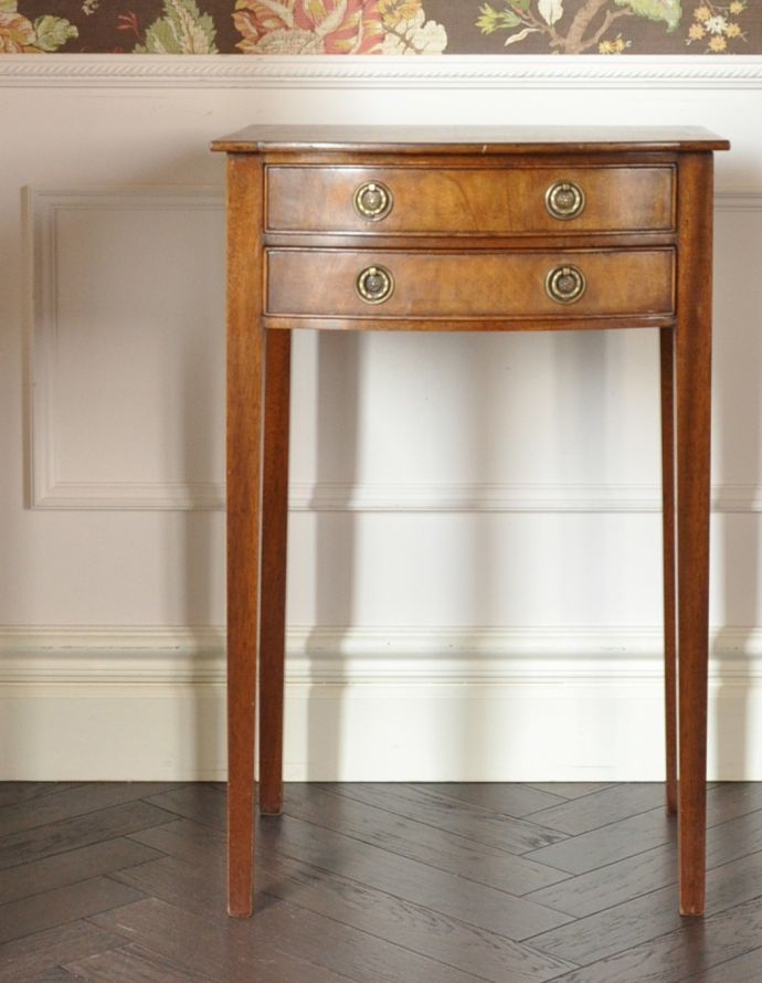 アンティークのチェスト　アンティーク家具　マホガニー材を使った美しいアンティークのベッドサイドチェスト（ナイトテーブル）。リビングではメモ、リモコン、筆記用具など近くに置いておきたいものを収納しておけばとっても便利ですよ。(k-1387-f)
