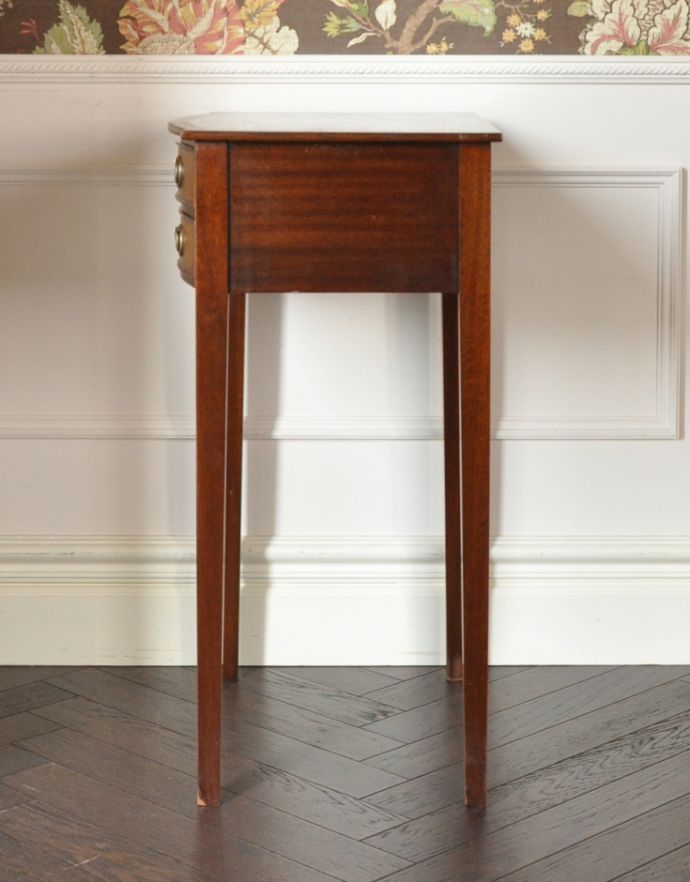 アンティークのチェスト　アンティーク家具　マホガニー材を使った美しいアンティークのベッドサイドチェスト（ナイトテーブル）。サイドから見ても絵になります。(k-1387-f)