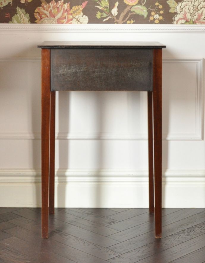 アンティークのチェスト　アンティーク家具　マホガニー材を使った美しいアンティークのベッドサイドチェスト（ナイトテーブル）。きちんとメンテナンスしてあるので、裏側もキレイです。(k-1387-f)