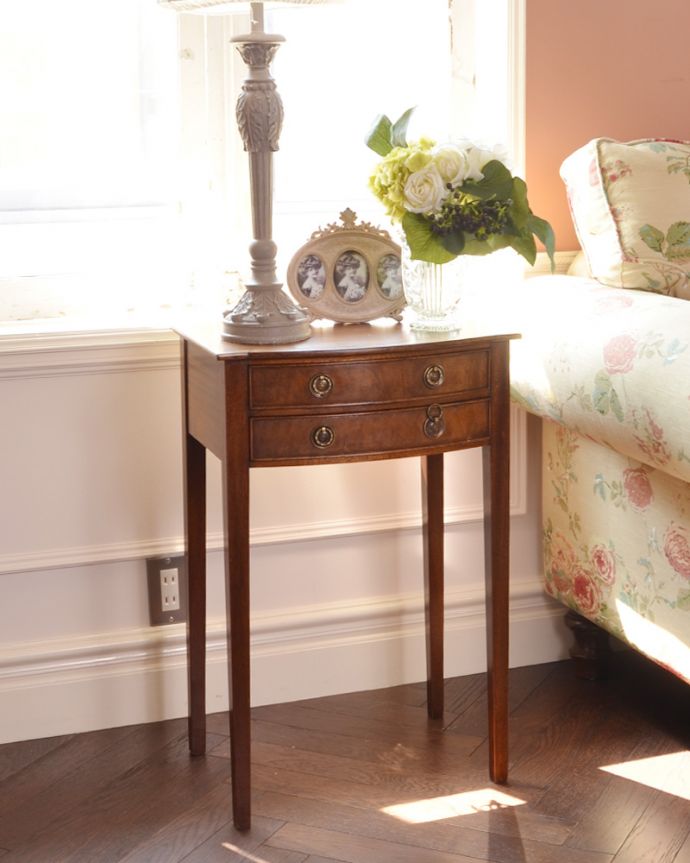 アンティークのチェスト　アンティーク家具　マホガニー材を使った美しいアンティークのベッドサイドチェスト（ナイトテーブル）。名前はベッドサイドだけれど、ソファサイドにもピッタリの家具。(k-1387-f)