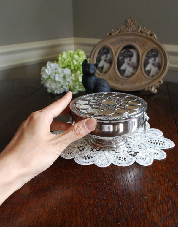 英国アンティークの雑貨、シルバープレートのフラワーベース(k-1387-z