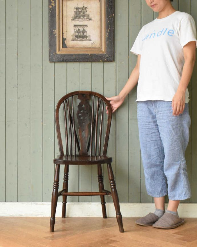 キッチンチェア　アンティーク チェア　車輪の背もたれのイギリスキッチンチェア、アンティークの板座椅子。キッチンチェアは可愛いからいつも大人気。(k-1388-c)