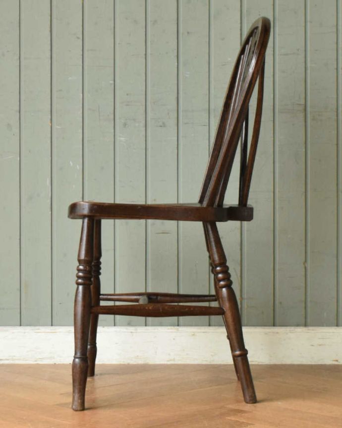 キッチンチェア　アンティーク チェア　車輪の背もたれのイギリスキッチンチェア、アンティークの板座椅子。横から見てもステキ横から見るとこんな感じ。(k-1388-c)