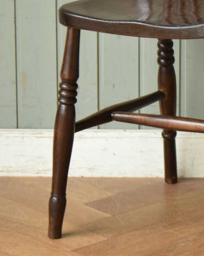 キッチンチェア　アンティーク チェア　車輪の背もたれのイギリスキッチンチェア、アンティークの板座椅子。Handleのアンティークは、脚の裏にフェルトキーパーをお付けしていますので、床を滑らせてれば移動が簡単です。(k-1388-c)