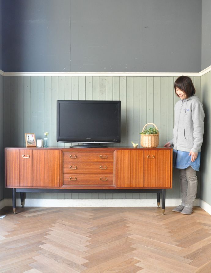 G-PLAN(Gプラン) アンティーク家具 ブラックのラインがカッコイイ、G-PLANのヴィンテージサイドボード(トラー&ブラック)。脚があるので軽やかな印象です。(k-1388-f)