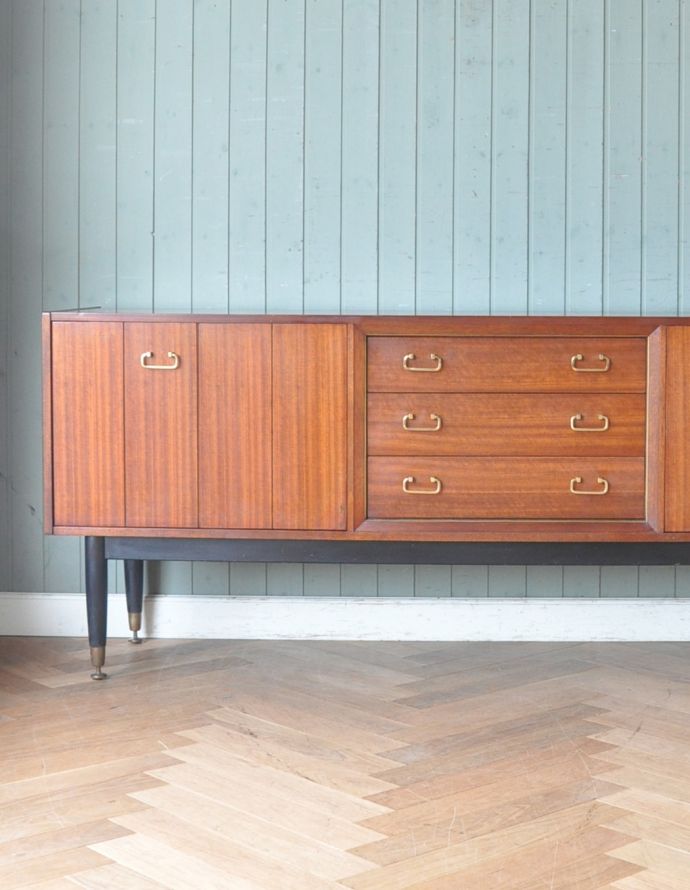 G-PLAN(Gプラン) アンティーク家具 ブラックのラインがカッコイイ、G-PLANのヴィンテージサイドボード(トラー&ブラック)。家電もオシャレに見えてしまいます。(k-1388-f)