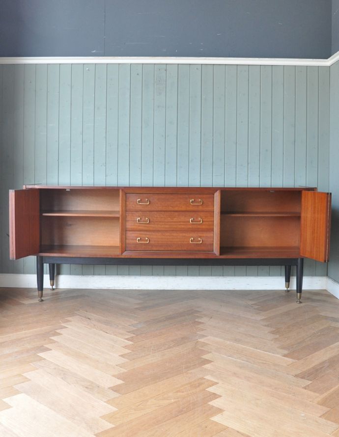 G-PLAN(Gプラン) アンティーク家具 ブラックのラインがカッコイイ、G-PLANのヴィンテージサイドボード(トラー&ブラック)。両サイドの扉の奥はたっぷり収納。(k-1388-f)