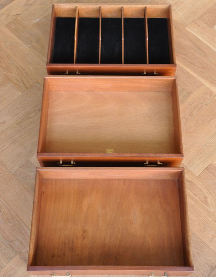 G-PLAN(Gプラン) アンティーク家具 ブラックのラインがカッコイイ、G-PLANのヴィンテージサイドボード(トラー&ブラック)。引き出しがあるので細かいものもしまえます。(k-1388-f)