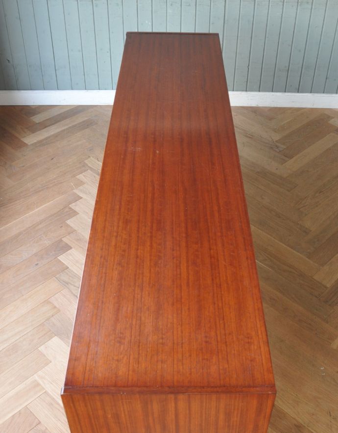 G-PLAN(Gプラン) アンティーク家具 ブラックのラインがカッコイイ、G-PLANのヴィンテージサイドボード(トラー&ブラック)。天板もキレイに塗装を仕上げました。(k-1388-f)