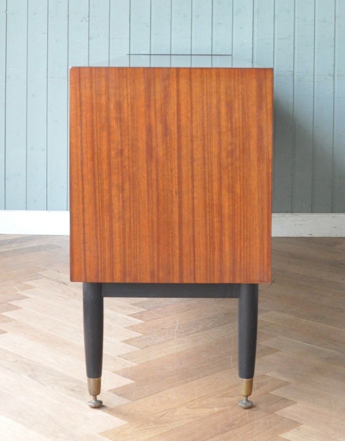 G-PLAN(Gプラン) アンティーク家具 ブラックのラインがカッコイイ、G-PLANのヴィンテージサイドボード(トラー&ブラック)。サイドから見てもキレイな状態です。(k-1388-f)