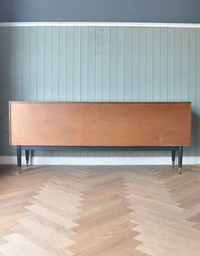 G-PLAN(Gプラン) アンティーク家具 ブラックのラインがカッコイイ、G-PLANのヴィンテージサイドボード(トラー&ブラック)。キチンとメンテナンスしてあるので、裏側もキレイです。(k-1388-f)