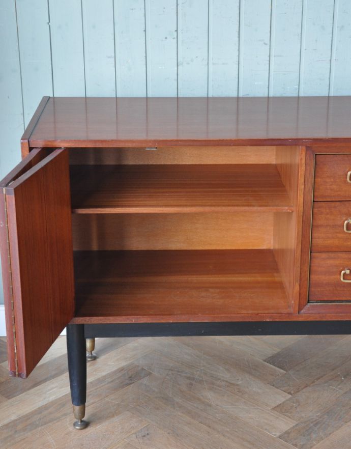 G-PLAN(Gプラン) アンティーク家具 ブラックのラインがカッコイイ、G-PLANのヴィンテージサイドボード(トラー&ブラック)。左右の扉内には、棚板が付いているのできちんと整理整頓ができます。(k-1388-f)