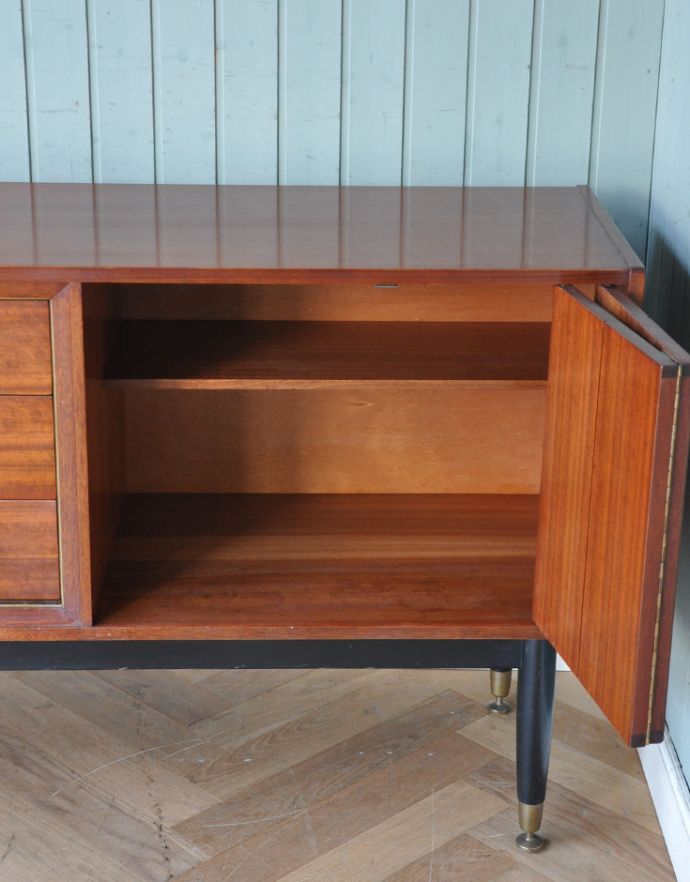 G-PLAN(Gプラン) アンティーク家具 ブラックのラインがカッコイイ、G-PLANのヴィンテージサイドボード(トラー&ブラック)。DVDとレコーダーが一緒に収納できるような広々とした収納です。(k-1388-f)