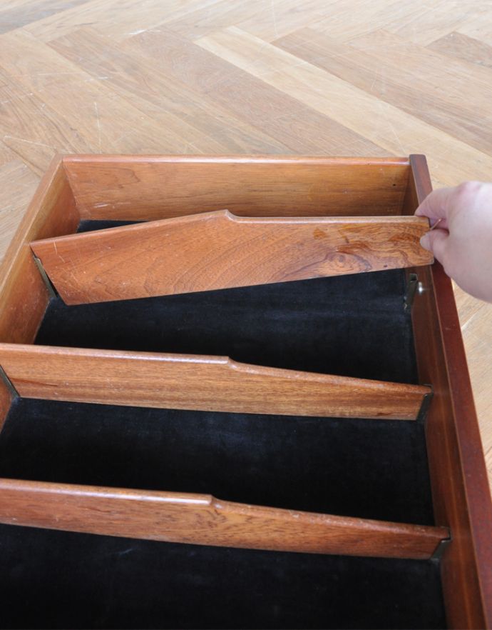 G-PLAN(Gプラン) アンティーク家具 ブラックのラインがカッコイイ、G-PLANのヴィンテージサイドボード(トラー&ブラック)。引き出しの上段は黒いフェルトが張ってあります。(k-1388-f)