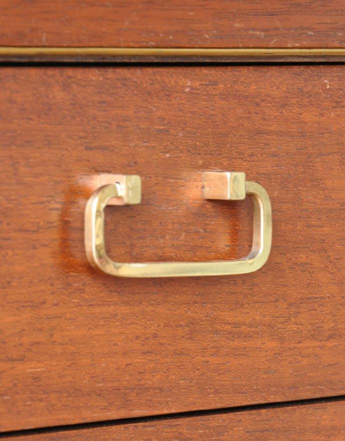 G-PLAN(Gプラン) アンティーク家具 ブラックのラインがカッコイイ、G-PLANのヴィンテージサイドボード(トラー&ブラック)。G-PLANらしいシンプルかつ使いやすい取っ手です。(k-1388-f)