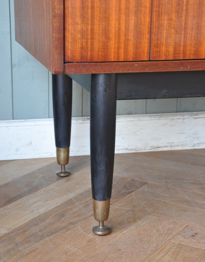 G-PLAN(Gプラン) アンティーク家具 ブラックのラインがカッコイイ、G-PLANのヴィンテージサイドボード(トラー&ブラック)。きちんと支えます。(k-1388-f)