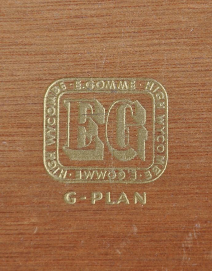 G-PLAN(Gプラン) アンティーク家具 ブラックのラインがカッコイイ、G-PLANのヴィンテージサイドボード(トラー&ブラック)。「G-PLAN」のロゴが付いています。(k-1388-f)