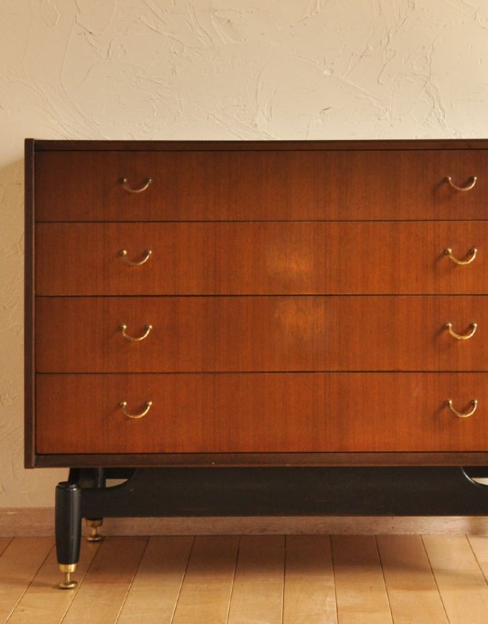 G-PLAN(Gプラン)　アンティーク家具　トラー＆ブラックの4段チェスト、G-ＰＬＡＮのヴィンテージ家具。リビングで電話などの置き場所として使っても最適です。(k-1389-f)