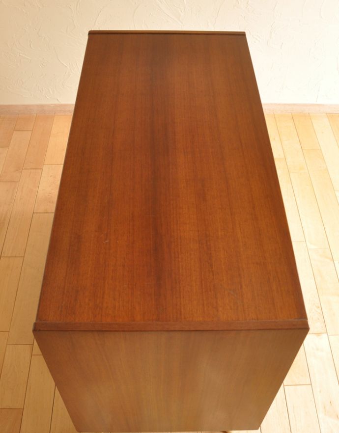 G-PLAN(Gプラン)　アンティーク家具　トラー＆ブラックの4段チェスト、G-ＰＬＡＮのヴィンテージ家具。天板もキレイに塗装を仕上げました。(k-1389-f)