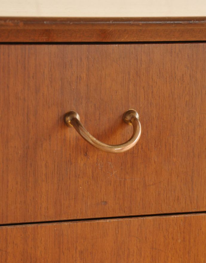G-PLAN(Gプラン)　アンティーク家具　トラー＆ブラックの4段チェスト、G-ＰＬＡＮのヴィンテージ家具。G-PLANらしいシンプルかつ使いやすい取っ手です。(k-1389-f)