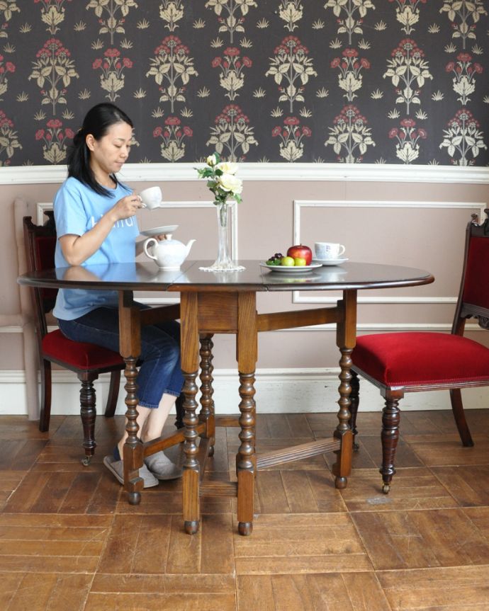 アンティークのテーブル　アンティーク家具　素敵なアンティーク家具、ボビンレッグが上品なゲートレッグテーブル（伸張式テーブル）。お友達とお茶したり、趣味の時間を過ごしたり、夫婦で食事をしたり・・・大きさを変えていろんな使い方が楽しめます。(k-1391-f)