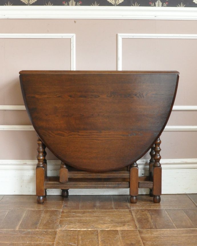 アンティークのテーブル　アンティーク家具　素敵なアンティーク家具、ボビンレッグが上品なゲートレッグテーブル（伸張式テーブル）。閉じるとこんなにコンパクトに収まるので、狭いスペースに片付けることも可能です。(k-1391-f)