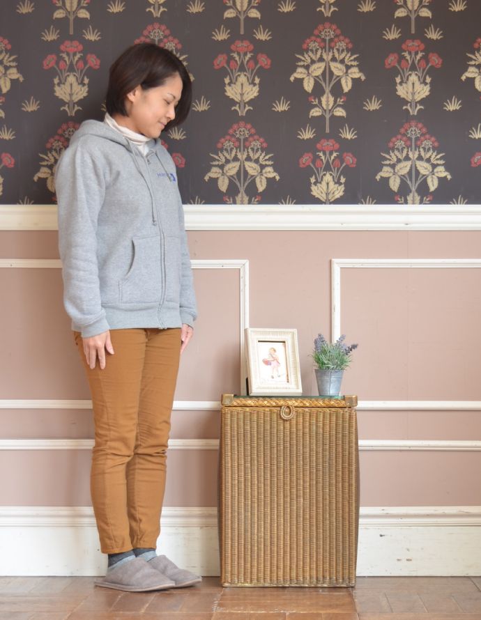 ロイドルーム　アンティーク家具　アンティークのロイドルーム家具、大人っぽいゴールド色のランドリーボックス。場所もとらないので、お部屋の空いたスペースに置いてみて下さい。(k-1392-f)