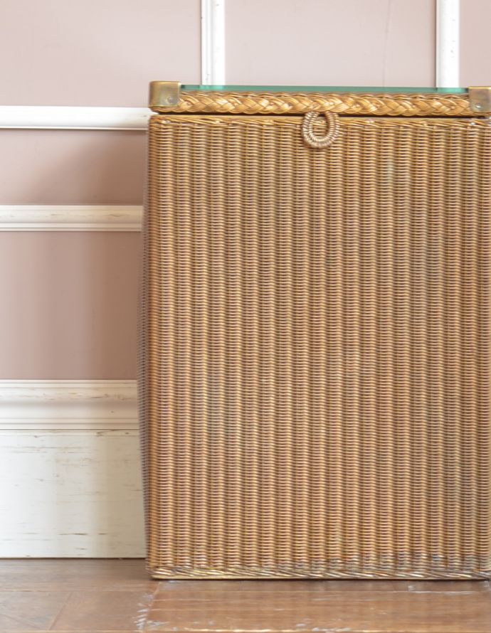 ロイドルーム　アンティーク家具　アンティークのロイドルーム家具、大人っぽいゴールド色のランドリーボックス。どんなお部屋にも自然と馴染んでくれるアンティークのゴールド色。(k-1392-f)