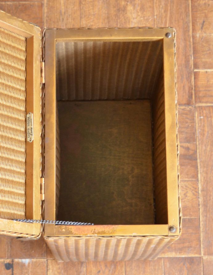 ロイドルーム　アンティーク家具　アンティークのロイドルーム家具、大人っぽいゴールド色のランドリーボックス。中も修復してあるので、実用的になんでも入れて頂けます。(k-1392-f)