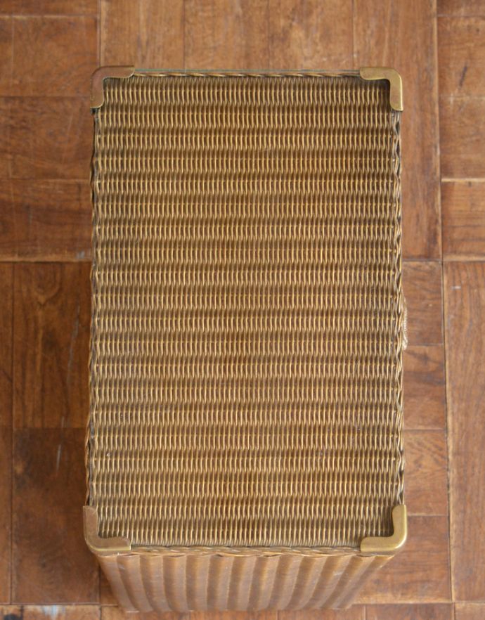 ロイドルーム　アンティーク家具　アンティークのロイドルーム家具、大人っぽいゴールド色のランドリーボックス。天板のガラスもキレイな状態です。(k-1392-f)