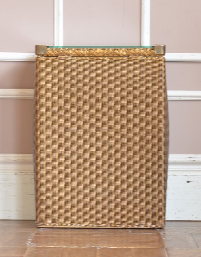 ロイドルーム　アンティーク家具　アンティークのロイドルーム家具、大人っぽいゴールド色のランドリーボックス。アンティークは新品ではないので、経年変化によるキズはありますが、専門の職人によって目立たないようにキレイにお直しをしています。(k-1392-f)