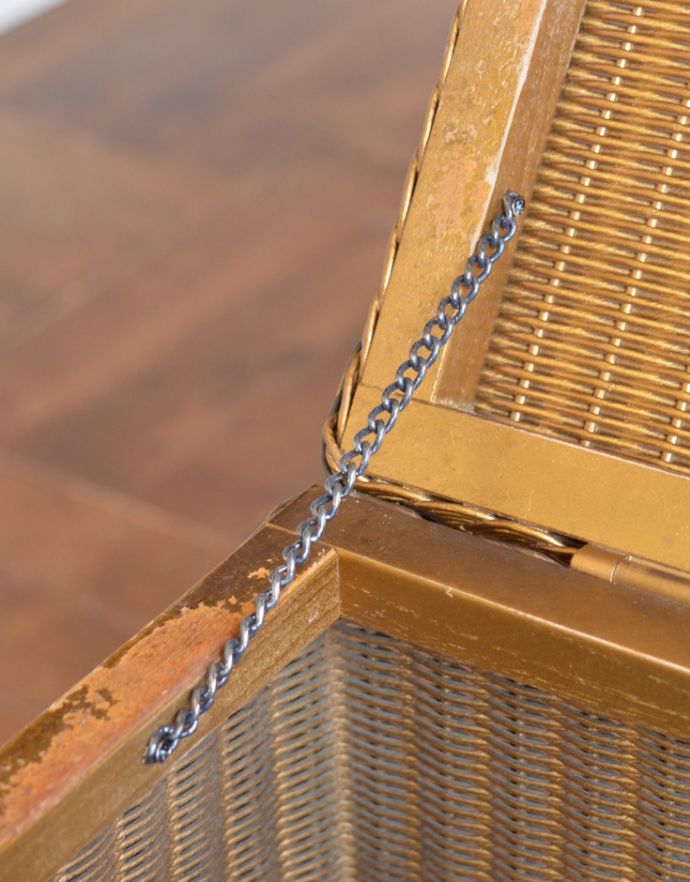 ロイドルーム　アンティーク家具　アンティークのロイドルーム家具、大人っぽいゴールド色のランドリーボックス。チェーンでつないでいるので安心です。(k-1392-f)