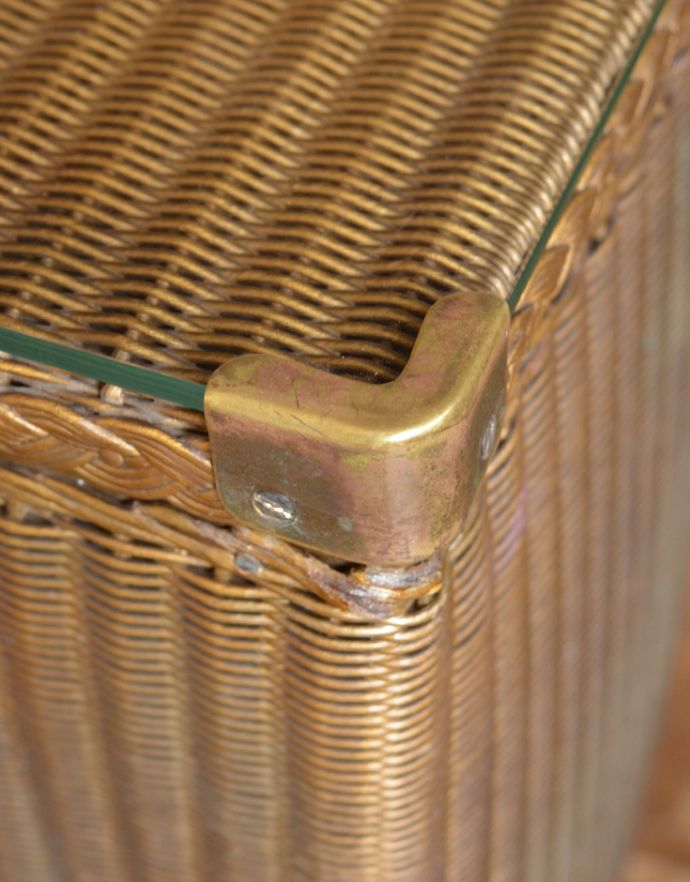 ロイドルーム　アンティーク家具　アンティークのロイドルーム家具、大人っぽいゴールド色のランドリーボックス。ガラスはしっかり固定されているので、安定感があります。(k-1392-f)