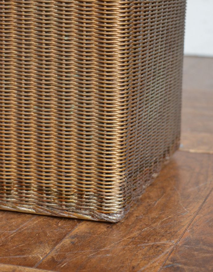 ロイドルーム　アンティーク家具　アンティークのロイドルーム家具、大人っぽいゴールド色のランドリーボックス。底もしっかりとした安定感があります。(k-1392-f)