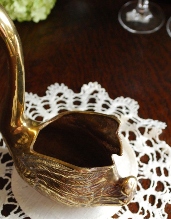 アンティーク雑貨　優雅なスワンのアンティーク真鍮オブジェ（小物入れ）。ペンスタンドにしたり、１輪挿しの花器を中に入れて、プランツカバーにしても素敵ですね。(k-1392-z)