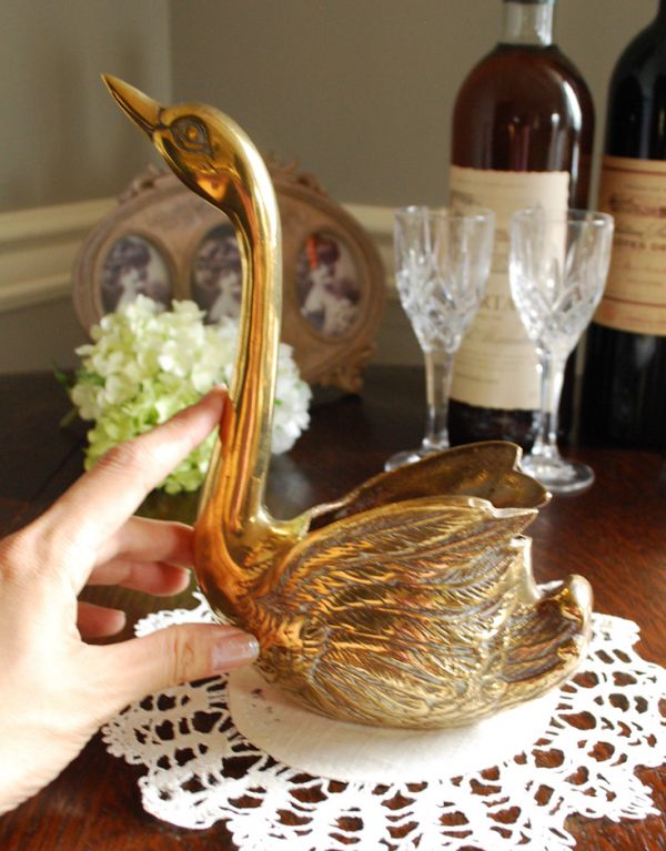 アンティーク雑貨　優雅なスワンのアンティーク真鍮オブジェ（小物入れ）。デスクに置いても可愛いアクセントアイテムです。(k-1392-z)