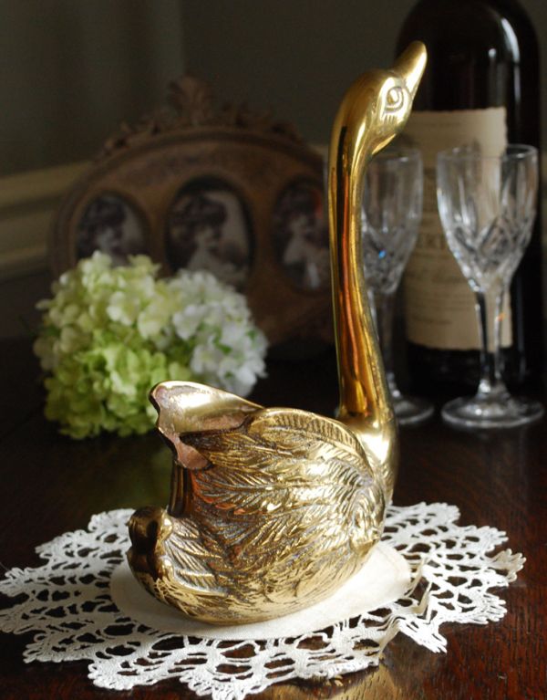 アンティーク雑貨　優雅なスワンのアンティーク真鍮オブジェ（小物入れ）。アンティークのため、多少の汚れ・傷がある場合がありますが、使用上問題はありませんので、ご了承下さい。(k-1392-z)